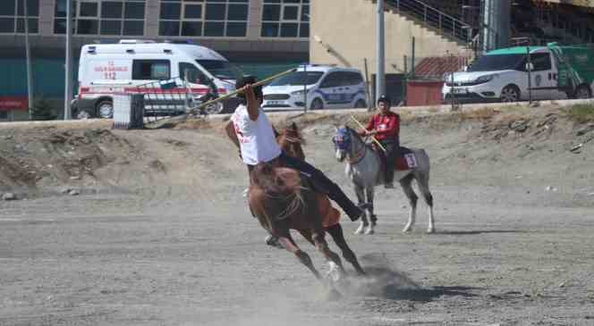 Erzincan’da atlı cirit il birinciliği müsabakaları başladı