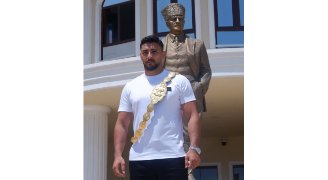 Başpehlivan Mustafa Taş altın kemere veda etti