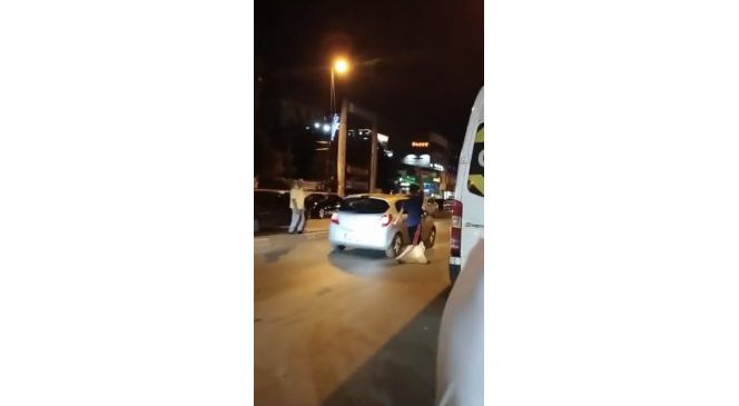 İstanbul’da trafikte tehlikeli anlar kamerada: Dans ederek araçların önüne atladılar