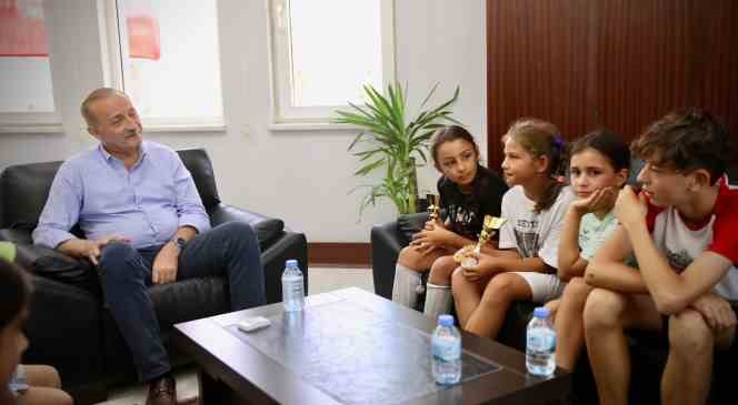 Başkan Atabay başarılı sporcular ile buluştu