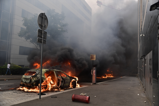 Fransa'da sokakları günlerdir yangın yerine çeviren olayların maliyeti 1 milyar euro