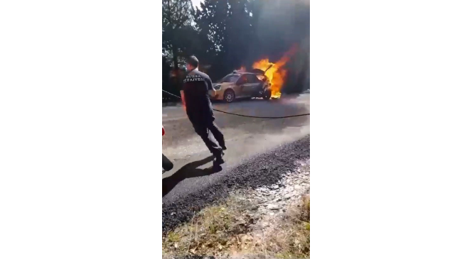 Arıza yapan yarış otomobili alev topuna döndü