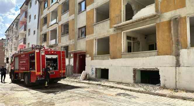 Elazığ’da ağır hasarlı binada korkutan yangın