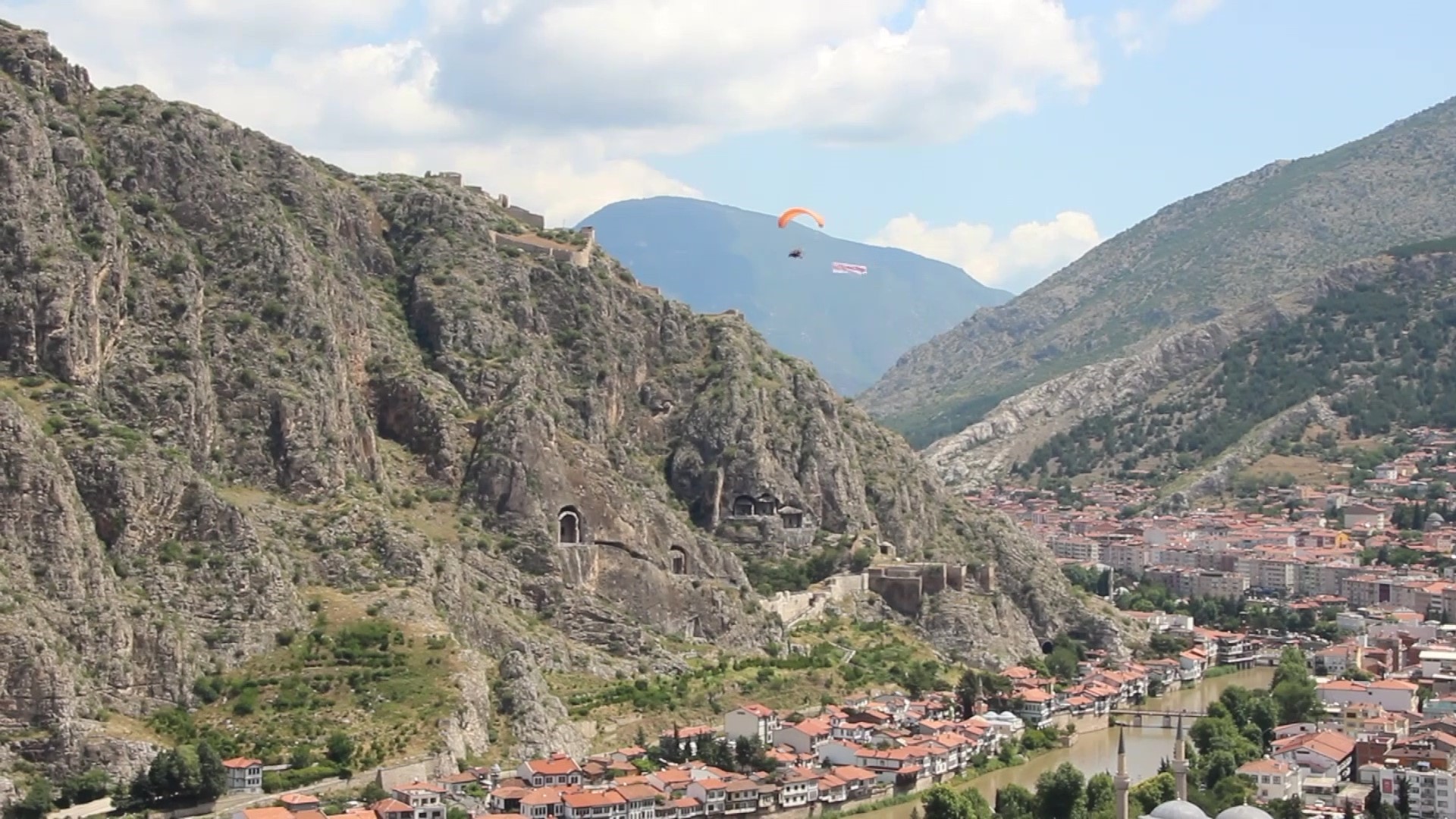 Paraşütçüden Amasyalılara gökyüzünden bayram kutlaması