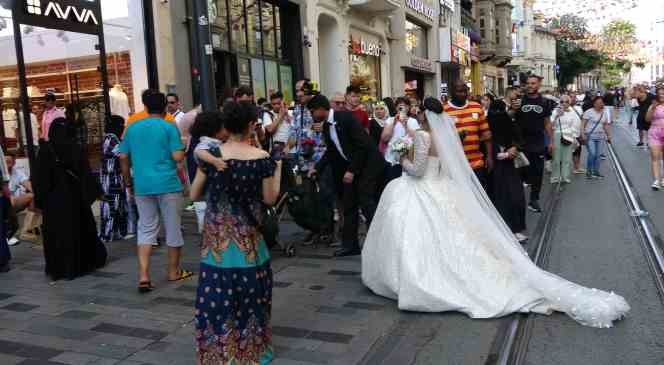 Taksim Meydanı’nda düğün fotoğrafı çektiren gelin ve damada yoğun ilgi