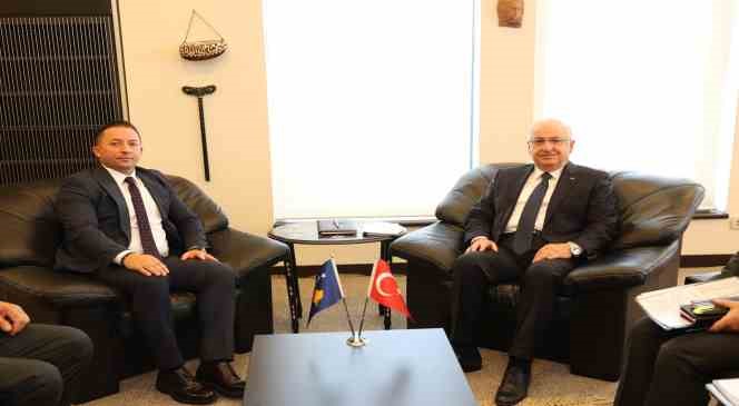 Milli Savunma Bakanı Güler, Uluslararası Savunma Sanayii Fuarı’nda görüşmeler gerçekleştirdi
