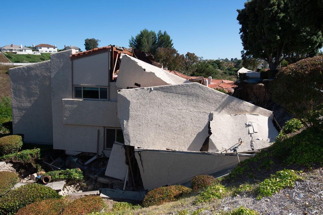 California’da toprak kayması: 12 ev yıkıldı