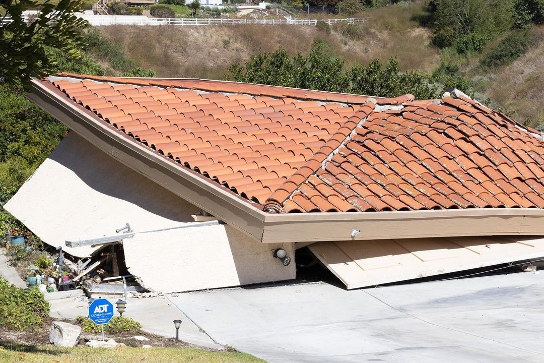 California’da toprak kayması: 12 ev yıkıldı