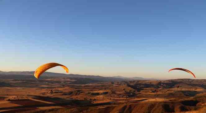 Sivas’ta yapılamaz denen yamaç paraşütü sporu, her geçen gün biraz daha yaygınlaşıyor