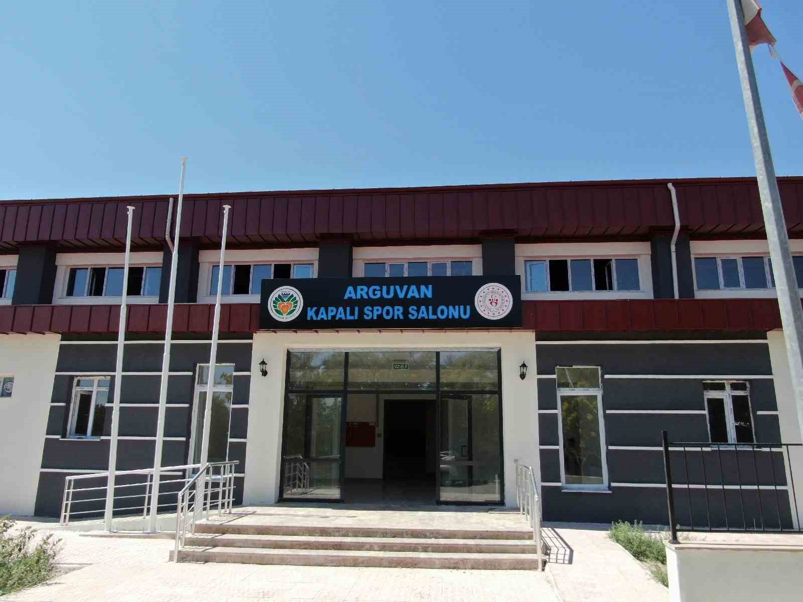 Arguvan’da 500 seyirci kapasiteli kapalı spor salonu tamamlandı