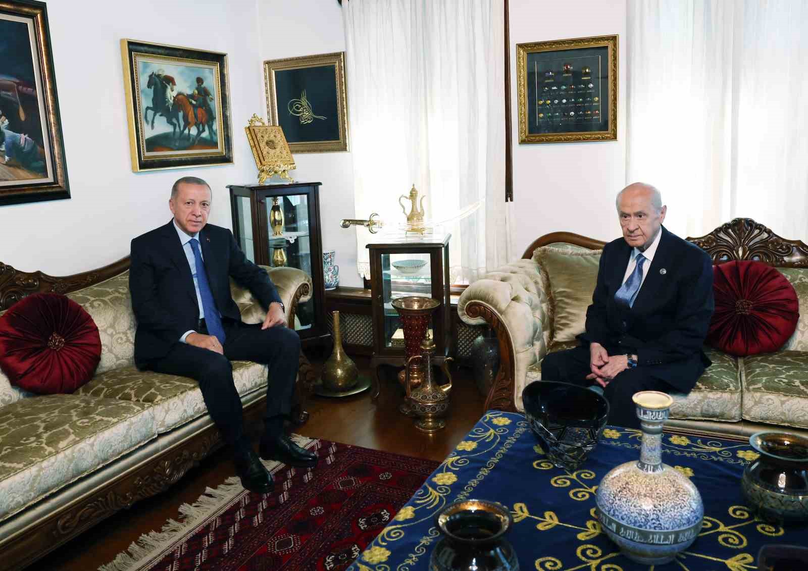 Cumhurbaşkanı Recep Tayyip Erdoğan, MHP Genel Başkanı Devlet Bahçeli’yi konutunda ziyaret ediyor.
