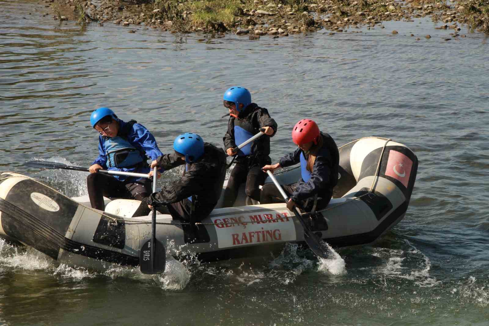 Milli sporcu olmak için Murat Nehri’nde kürek çekiyorlar