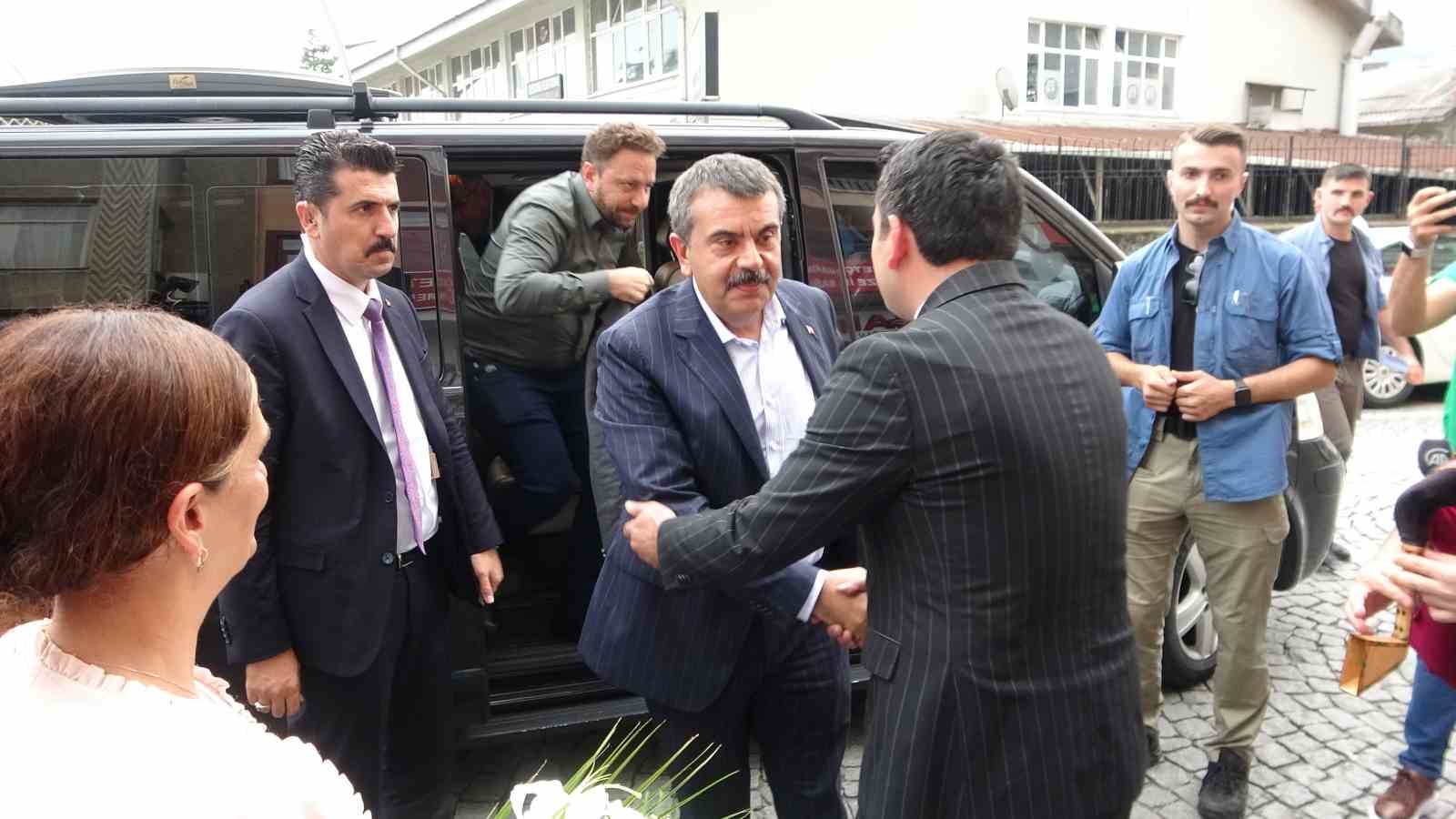 Milli Eğitim Bakanı Yusuf Tekin, MHP Rize İl Başkanlığını ziyaret etti