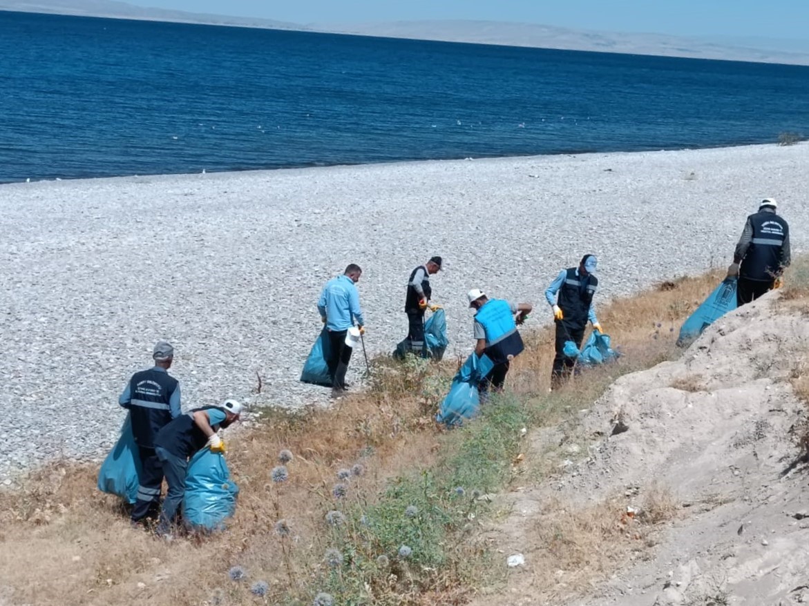 Tuşba Belediyesi’nden Van Gölü sahil temizliği