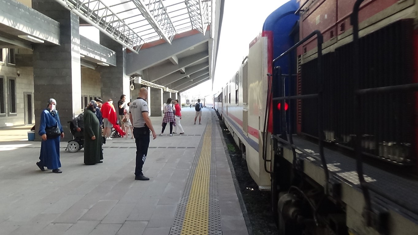 Kars’ta Doğu Ekspresi’ne yoğun ilgi