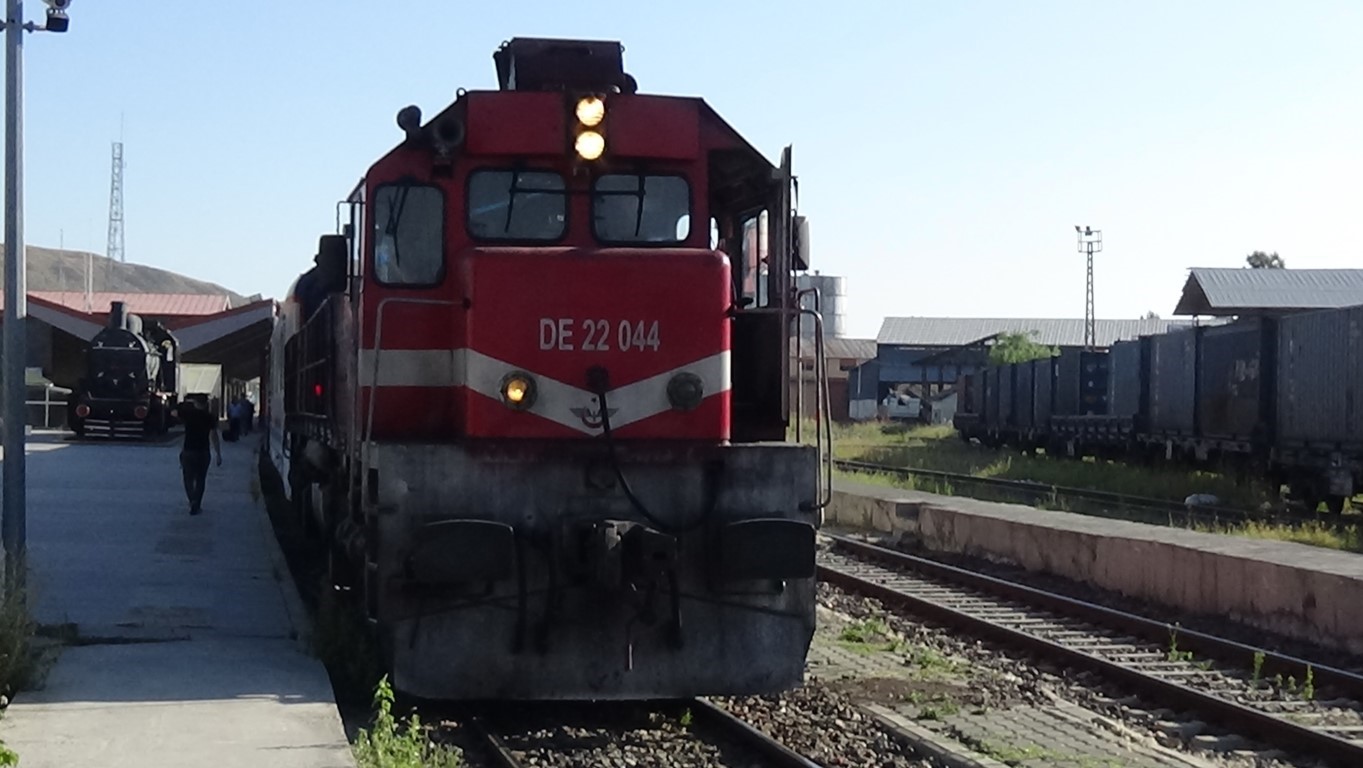 Kars’ta Doğu Ekspresi’ne yoğun ilgi