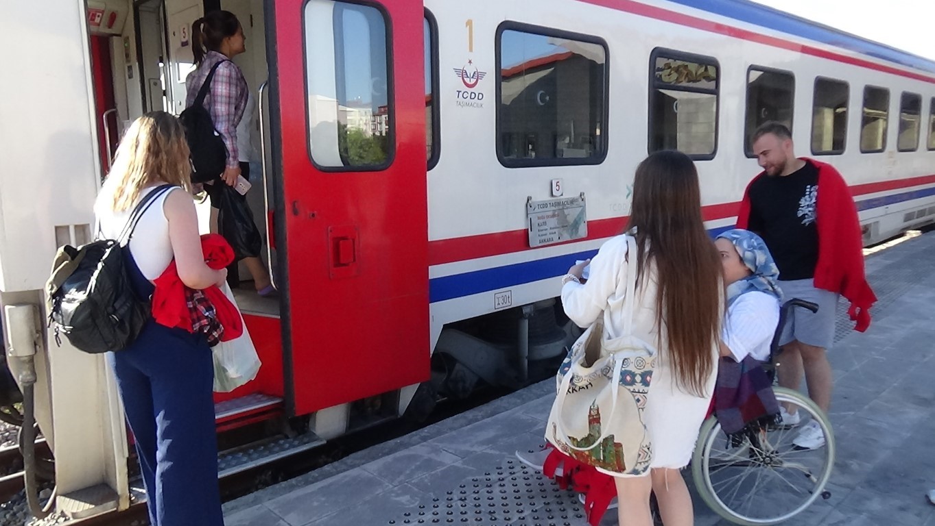 Kars’ta Doğu Ekspresi’ne yoğun ilgi