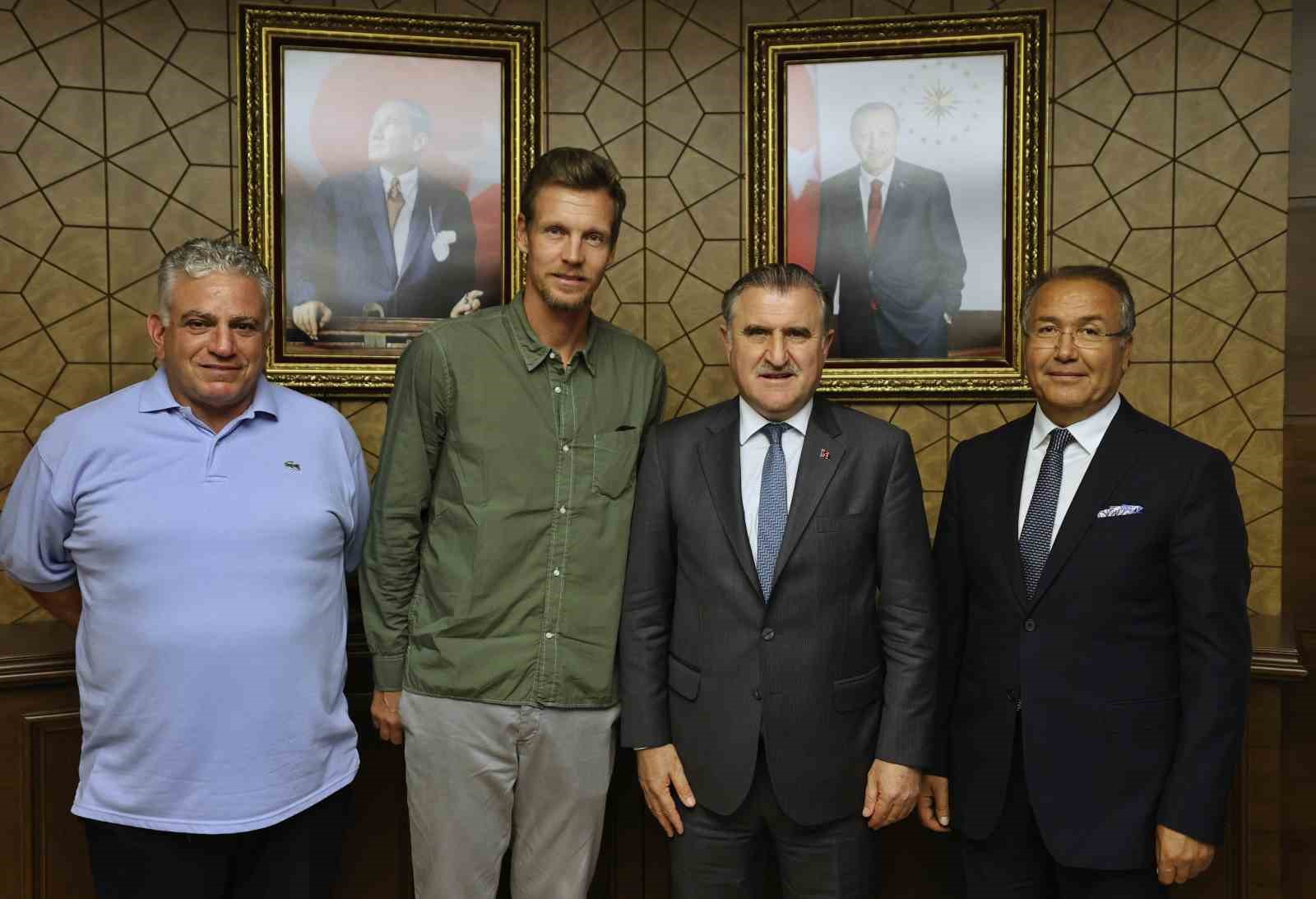 Bakan Osman Aşkın Bak, ünlü tenisçi Tomas Berdych ile görüştü