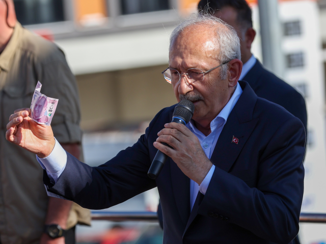 Kılıçdaroğlu, elindeki 200 TL'lik banknotla vatandaşlara seslendi: Asıl zammı yerel seçimlerden sonra göreceksiniz