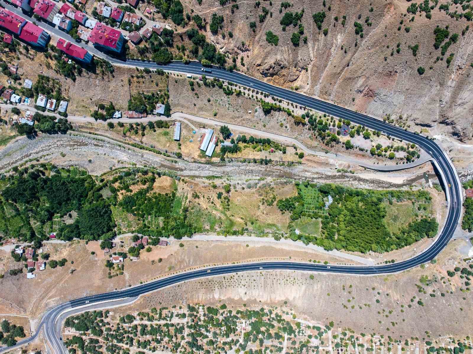 Bingöl Belediyesi yolları kendi ürettiği asfaltla yeniliyor