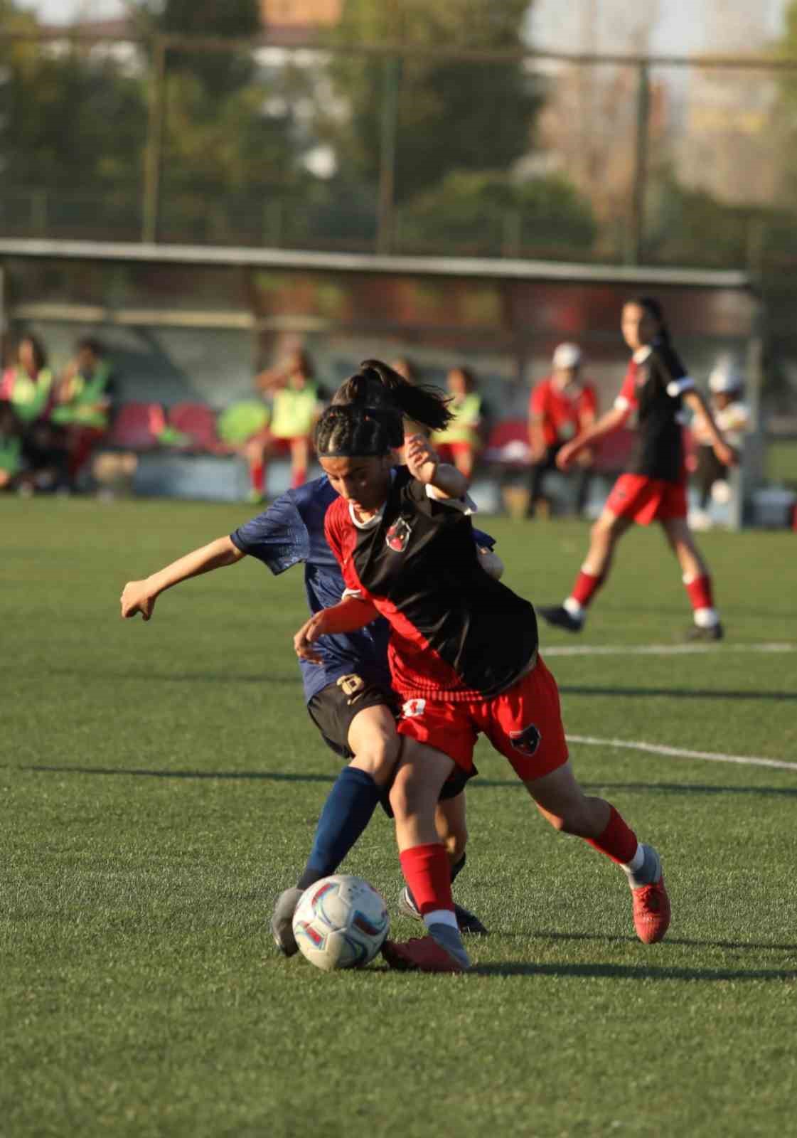 Van Büyükşehir Belediyespor U-17 kızlar Türkiye Şampiyonasında çeyrek finalde