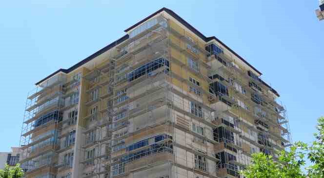 Malatya’da orta hasarlı binalarda güçlendirme çalışmaları sürüyor