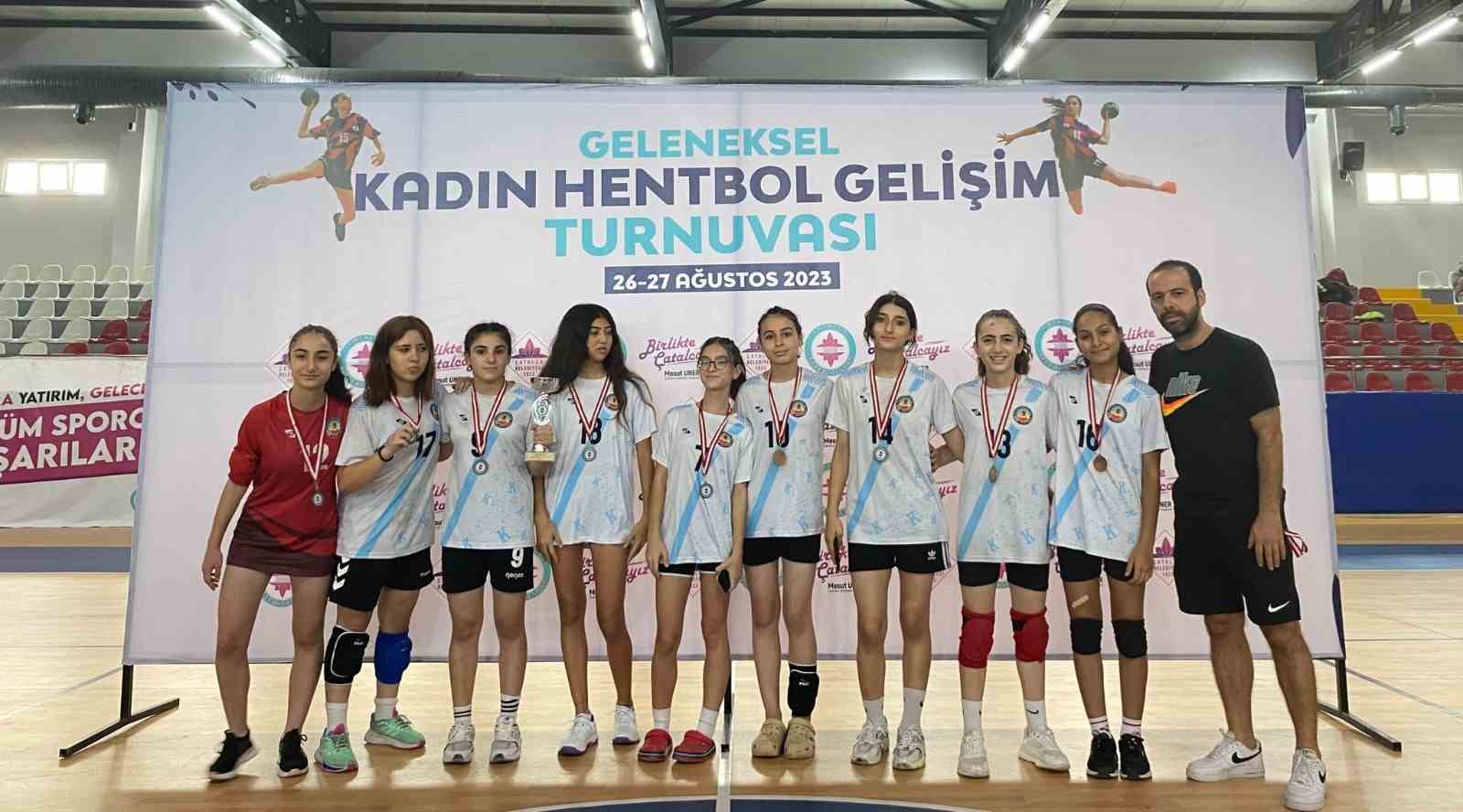 Kuyucak Belediyespor, İstanbul’dan 2 kupa ile döndü