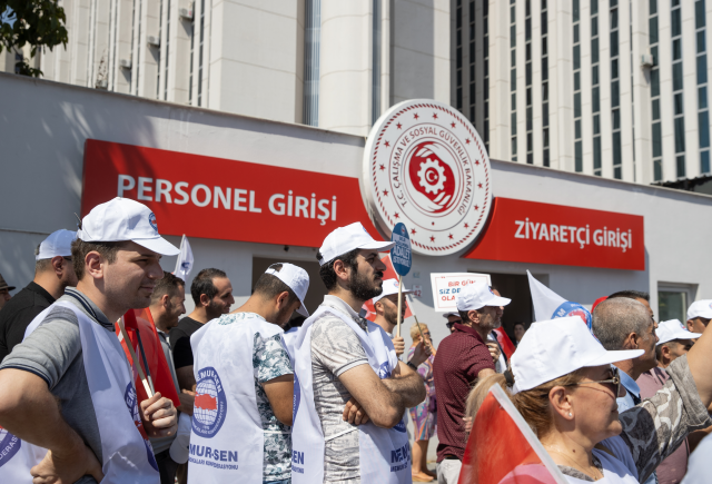 Hükümetin zam teklifini yetersiz bulan Memur-Sen'den 81 ilde protesto: Cumhurbaşkanımızın 'refah payı' vaadi hayata geçirilsin