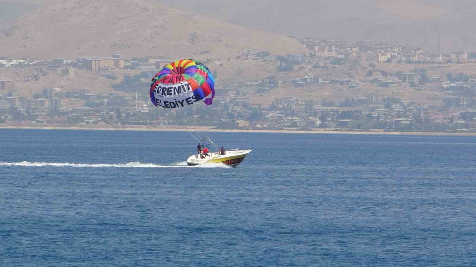 Van Gölü’nde renkli görüntüler: flyboard ile parasailing nefes kesti