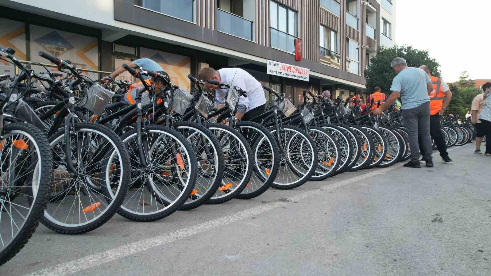 Altınova Belediyesi’nden her haneye bir bisiklet
