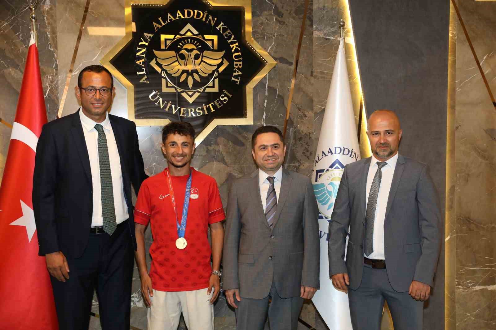 ALKÜ’lü şampiyon milli sporcu Korkmaz, Rektör Türkdoğan ile bir araya geldi