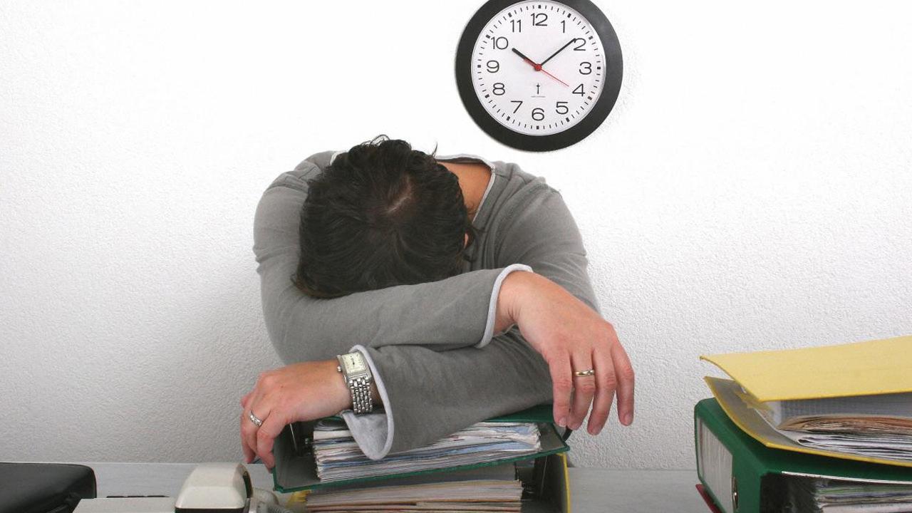 Sürekli yorgun hissetmek: Psikolojik ve kronik yorgunluk belirtileri nedir?