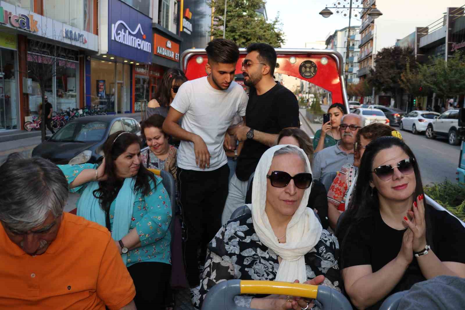 İranlı turistlere üstü açık minibüsle şehir turu