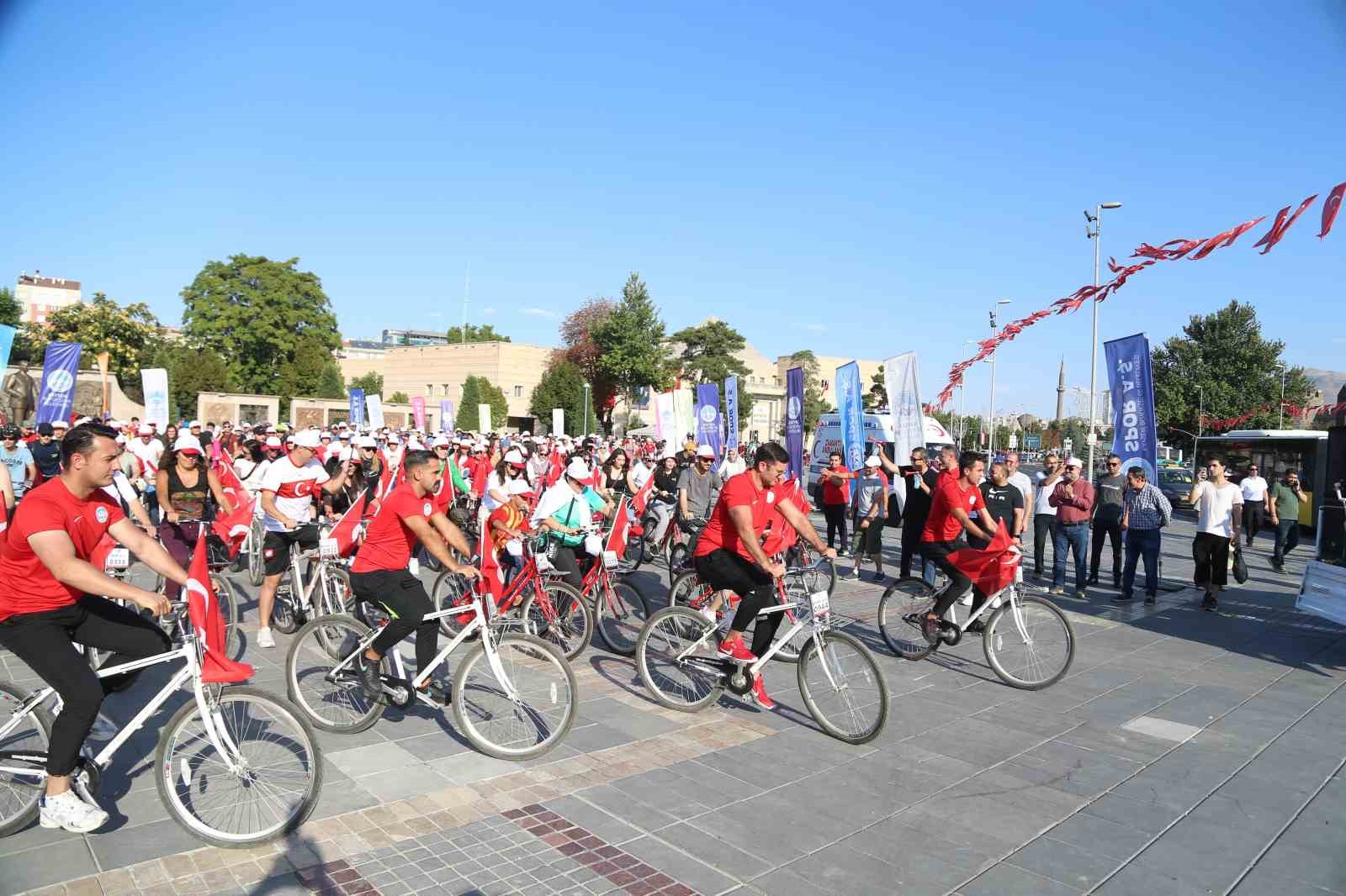 Büyükşehir Spor A.Ş. Zafer Bayramı’na özel bisiklet turu düzenledi