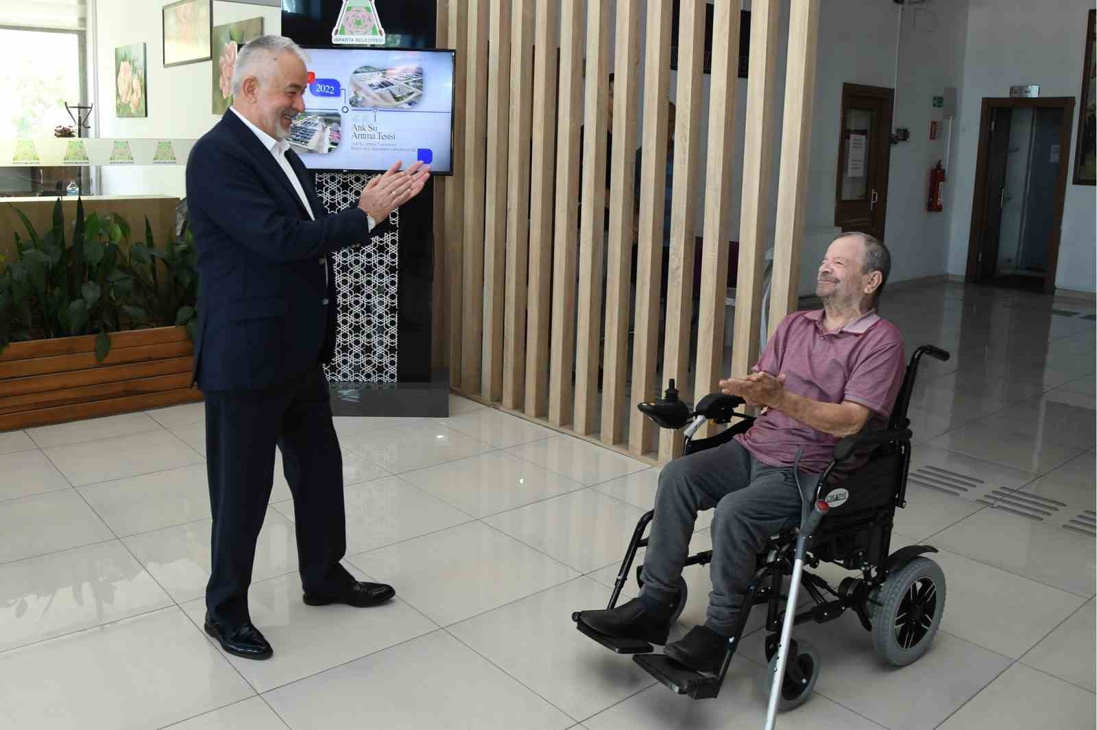 Başkan sözünü tuttu, engelli adam akülü tekerlekli sandalyesine kavuştu