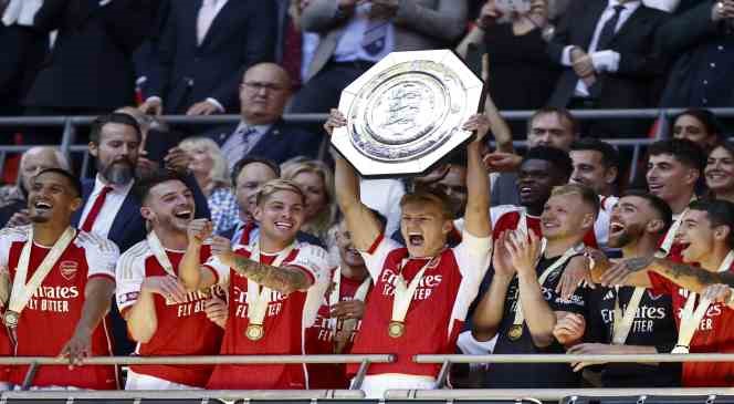 Arsenal, sezona kupayla başladı