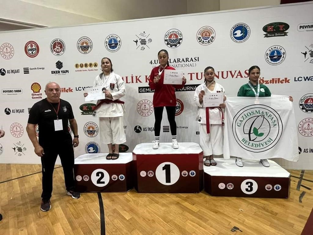 Uluslararası Gemlik Karate Turnuvası’na Gaziosmanpaşalı sporcular damga vurdu