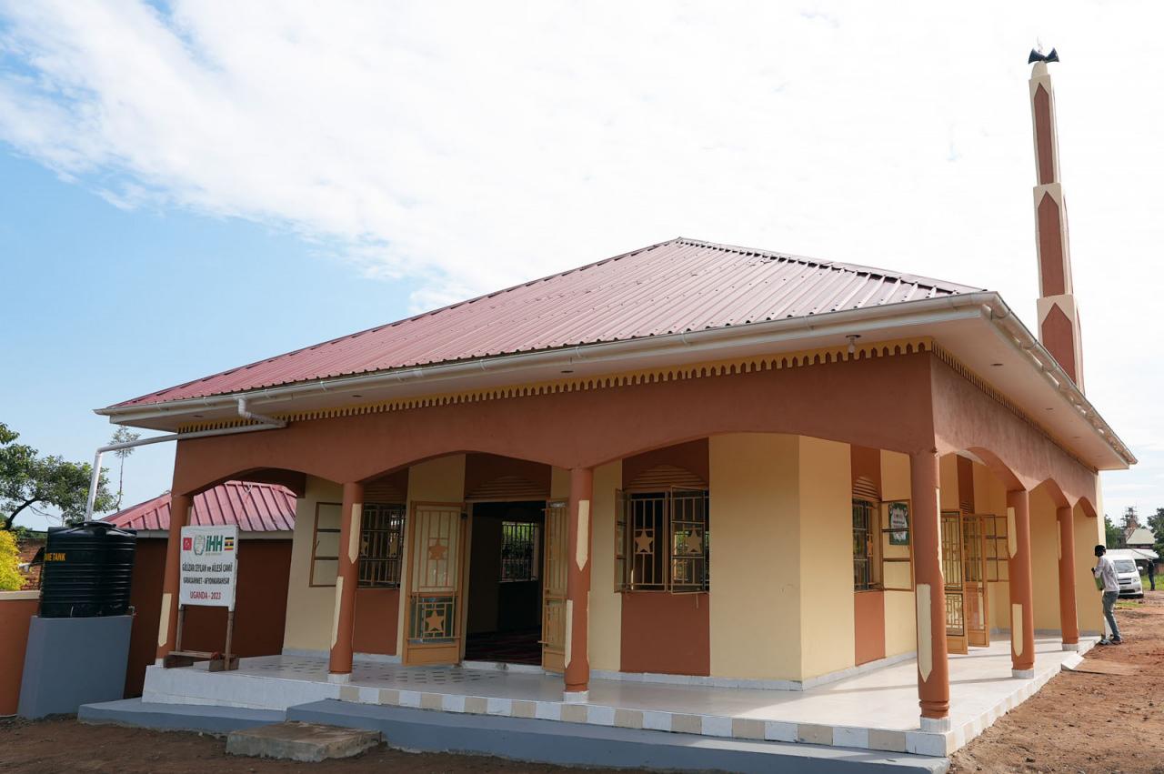 İHH Uganda’da cami ve su kuyusu inşa etti