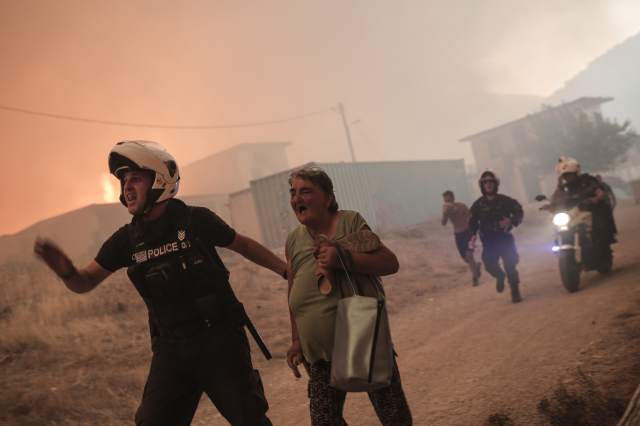 Yunanistan'da devam eden yangınlar nedeniyle Batı Trakya'da yerleşim birimleri tahliye edildi