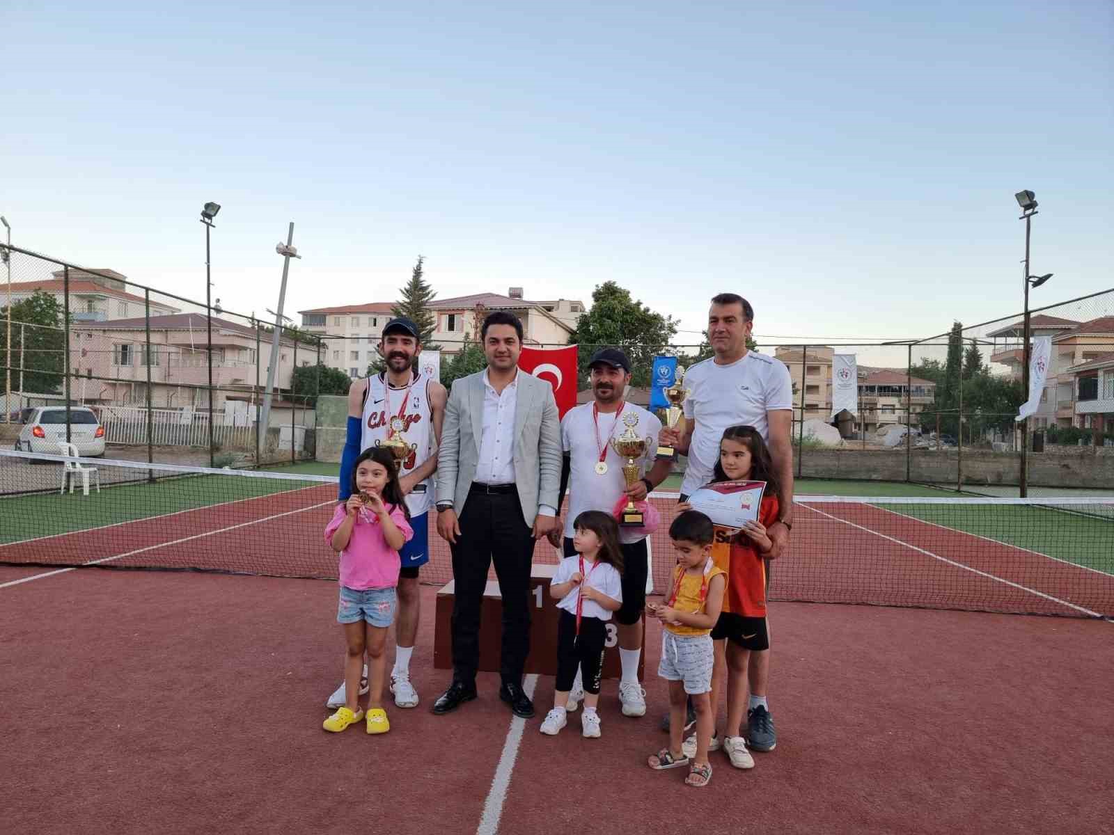 Veteran kort tenis turnuvası düzenlendi