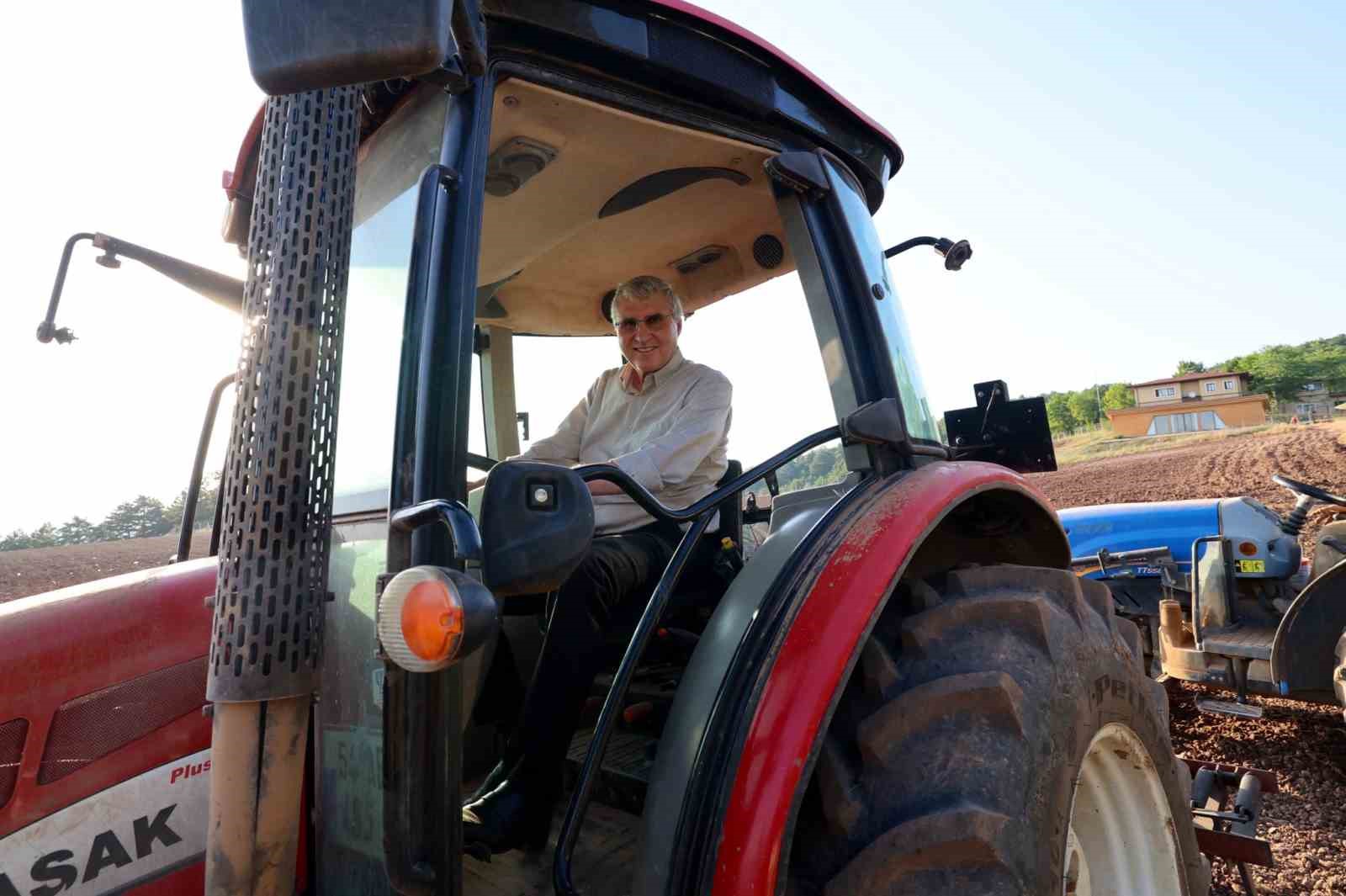 Başkan Yüce traktörün direksiyonuna geçti, çilek hasadına katıldı