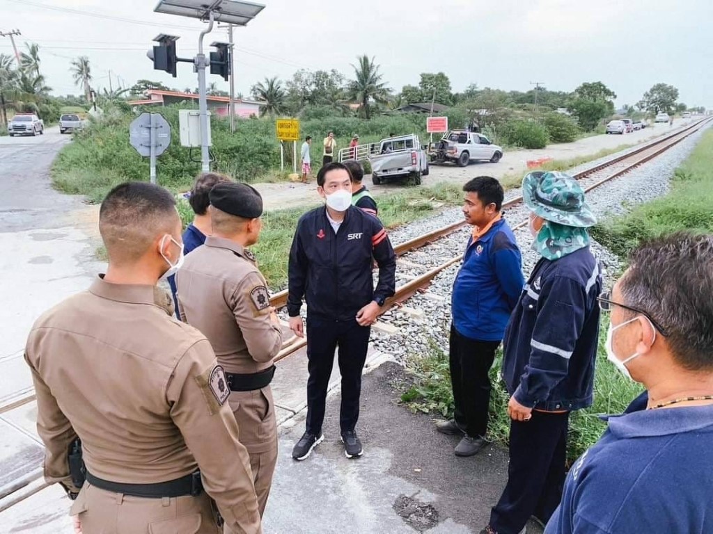 Tayland'da yük treni, işçi taşıyan kamyonete çarptı: 8 ölü