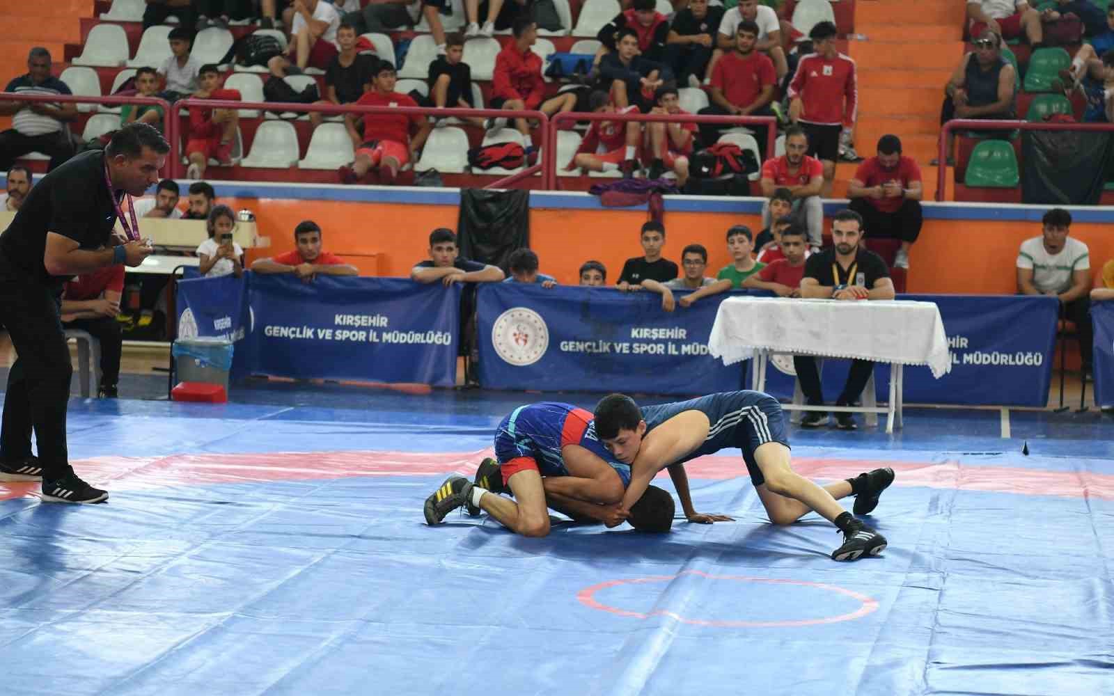 Kırşehir, 11-14 yaş güreş müsabakalarına ev sahipliği yapılıyor