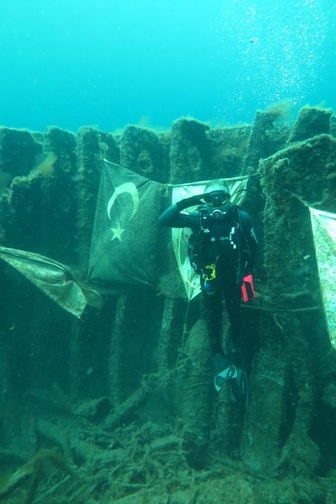 (ÖZEL) Eskişehirli dalgıçlar denizin 12 metre altında halay çekti