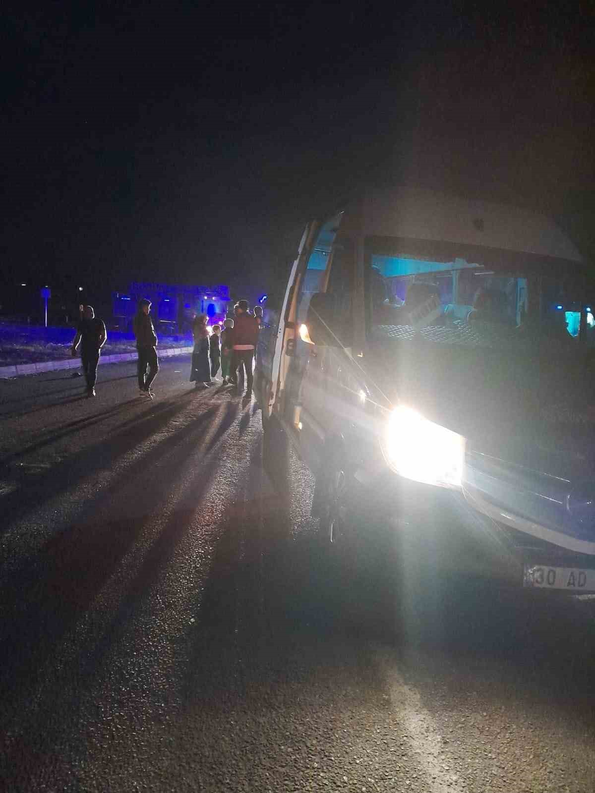 Hakkari-Van kara yolunda trafik kazası: 10 yaralı