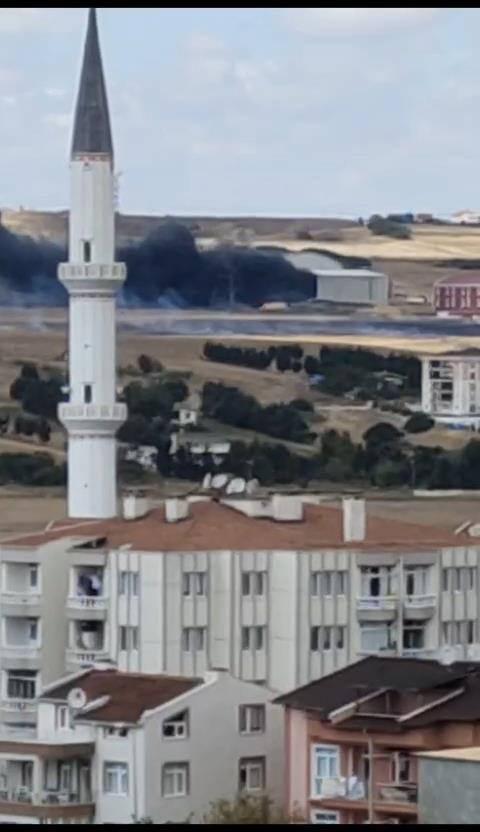 İstanbul'da yangın: Alevler otlardan fabrikaya sıçradı