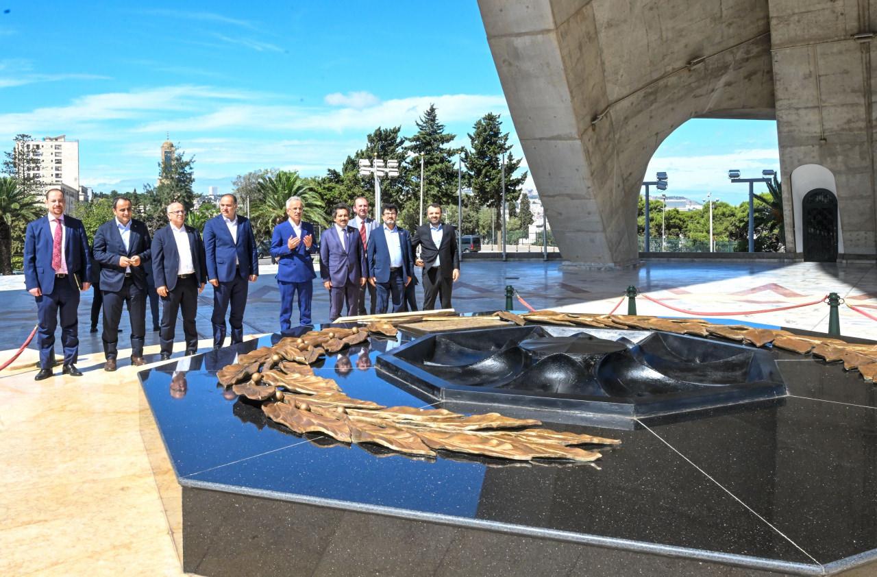 Ulaştırma ve Altyapı Bakanı Uraloğlu, Cezayir'in sembol mekanlarını ziyaret etti