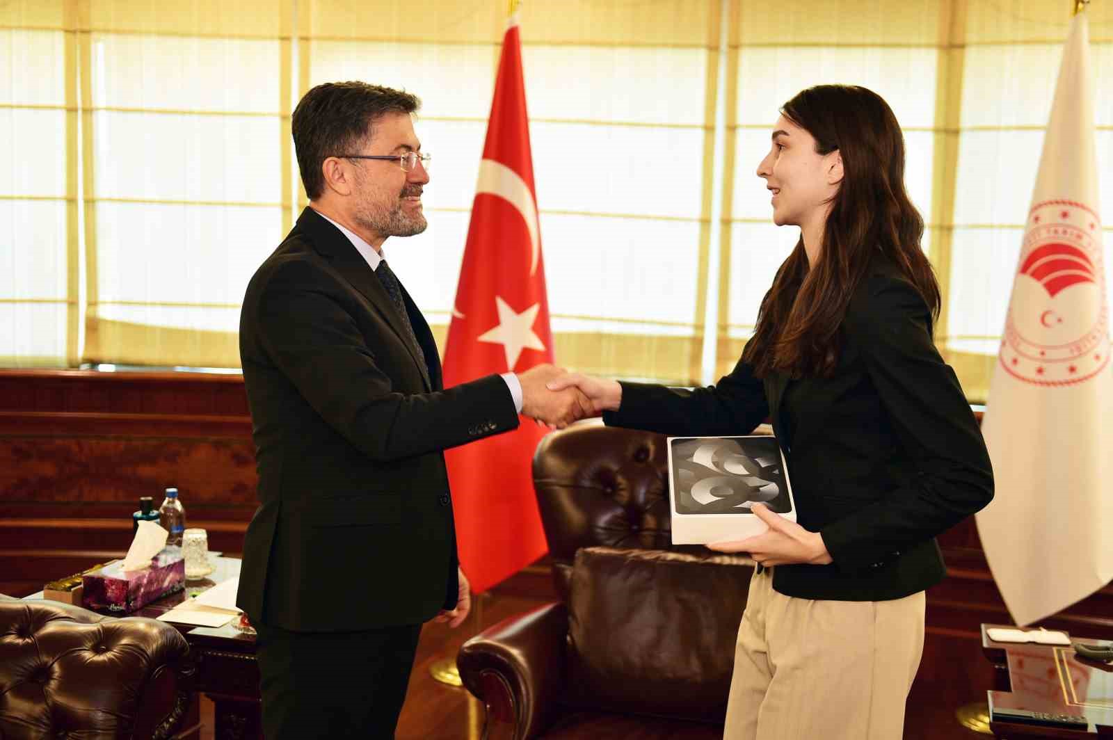 Bakan Yumaklı, İsveç’te su ödülü alan Ayşe Pelin Dedeler ile bir araya geldi