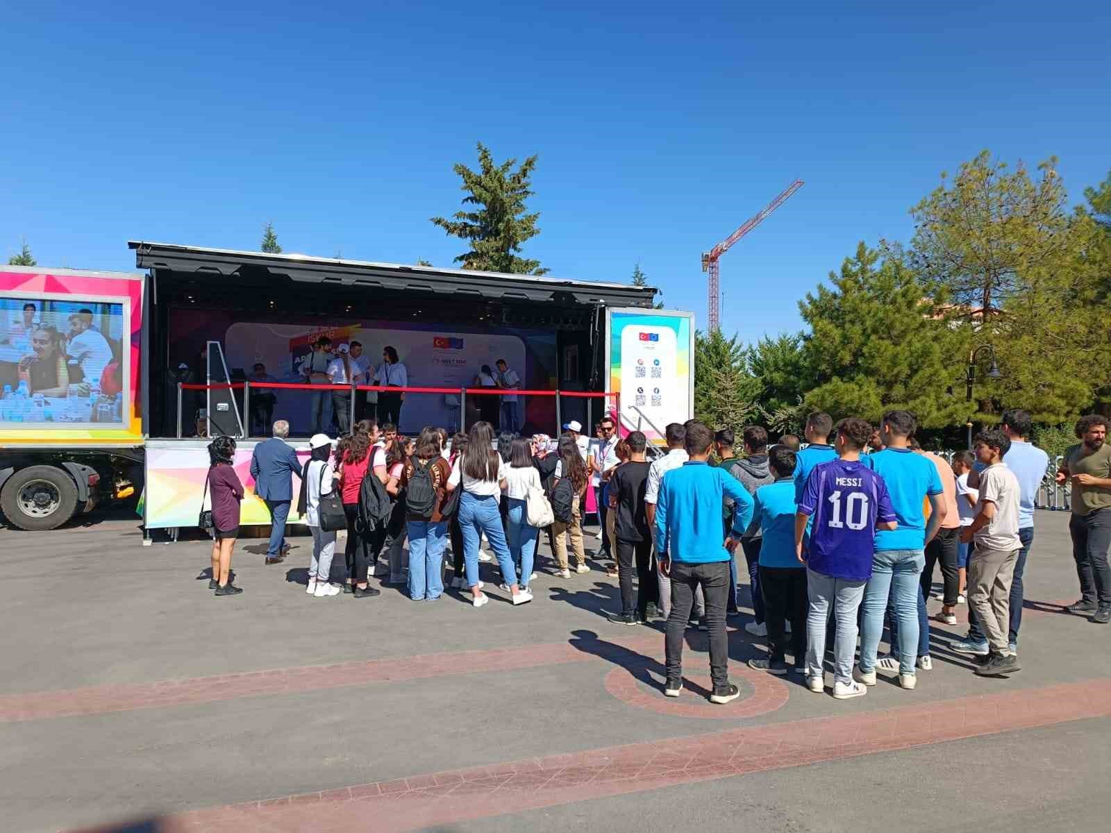 İŞKUR’un ’Yol Arkadaşım’ tırı Mardin’de