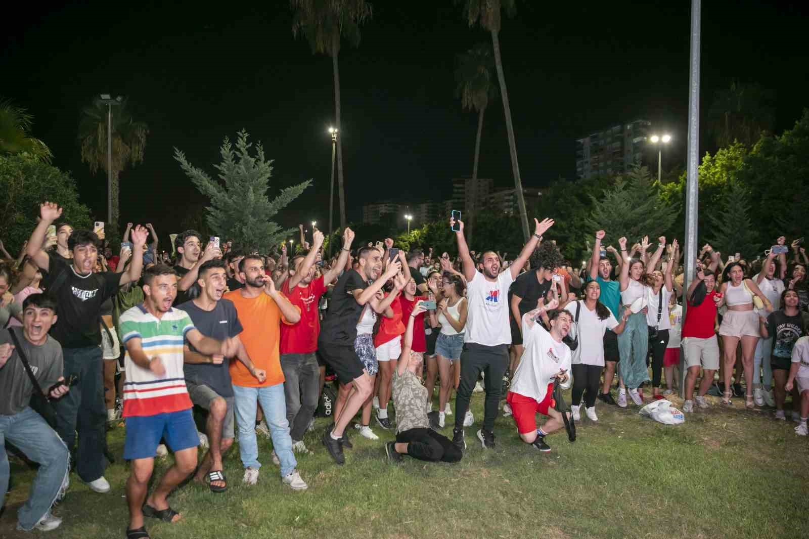 Türkiye-Sırbistan final maçı heyecanını Mersinliler birlikte paylaştı